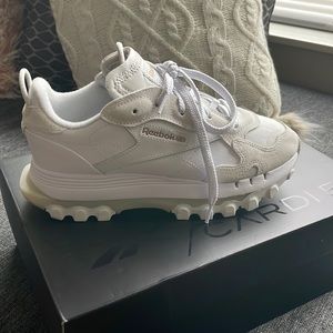 Warn 1 time Cardi B reebox leather Classic.